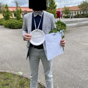 Ljusgrå kostym - Snygg ljusgrå kostym. Byxorna har snedställda fickor fram och är tillverkade i en blandning av polyester, ull och elastan för en bekväm passform. Själva kavajen är i samma material😁. Perfekta till student eller festligare tillfällen. Om du undrar någotr det bara att höra av dig😁✅🙌