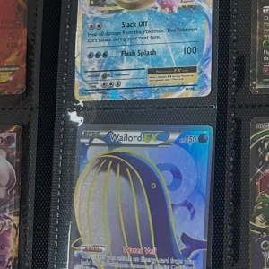 Pokémon EX-kortsamling - En cool samling av Pokémon EX-kort med favoriter som Mewtwo EX, Wailord EX, Yveltal EX och Zapdos. Perfekt för dig som älskar Pokémon och vill utöka din samling med kraftfulla och sällsynta kort. Färgstarka motiv och glittrande effekter gör dessa kort extra eftertraktade!