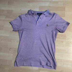 Lila pikétröja från Ralph Lauren - Lila sjukt fet raffe pikétröja. Använd nån gång. Priset kan diskuteras. S men passar XS