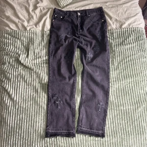 Svarta Chrome Hearts jeans  - Ett par svarta chrome heart jeans med svarta läder kors överallt. Ifall du har några frågor så är det bara att skriva jag är aktiv och skickar iväg snabbt. Priset är inte hugget i sten