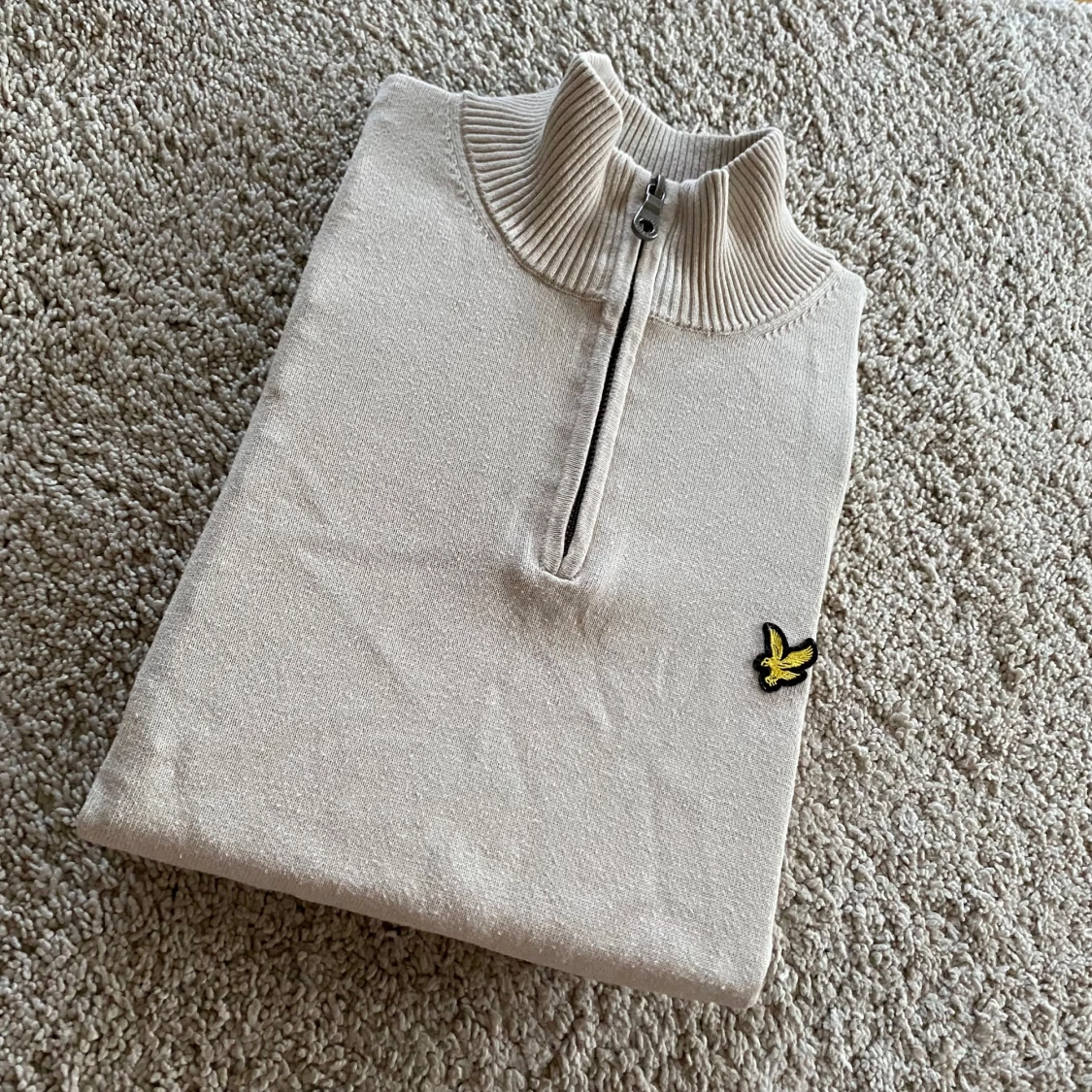 Beige stickad halvzip-tröja från Lyle & Scott
