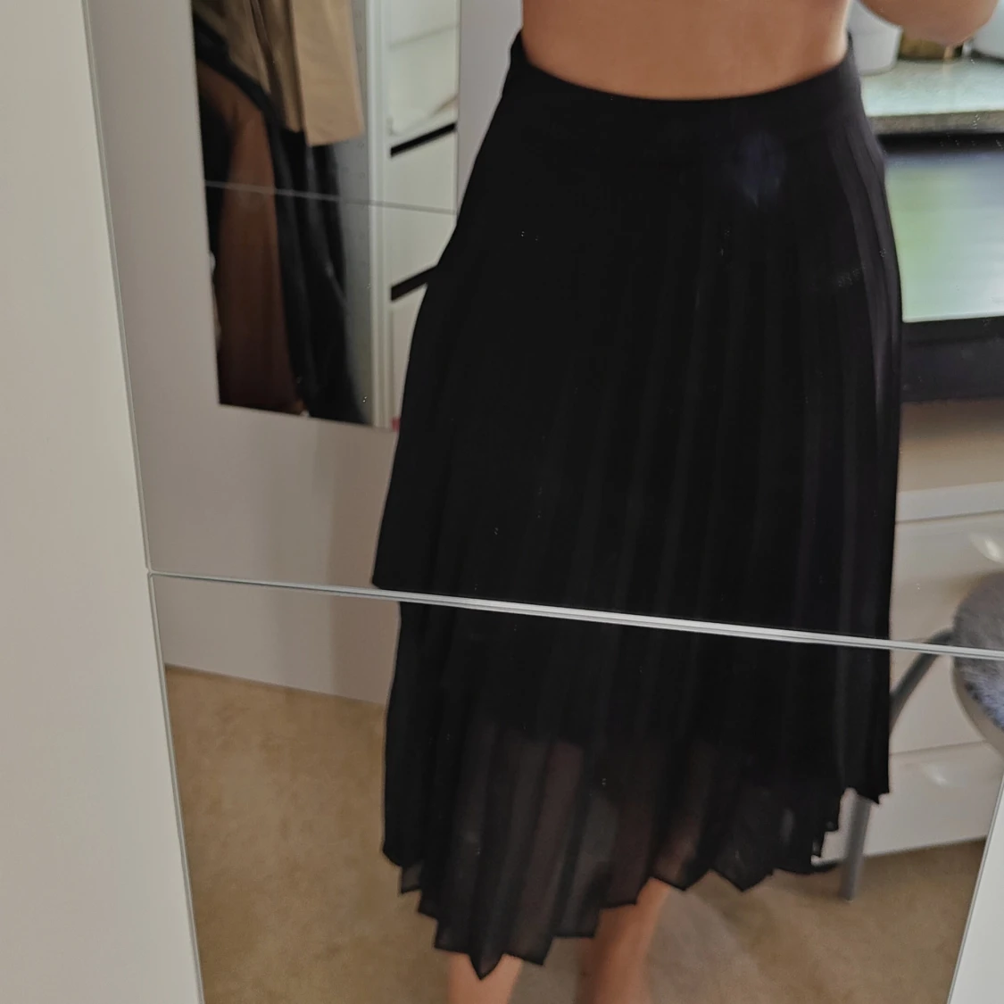 Svart plisserad kjol från Stradivarius