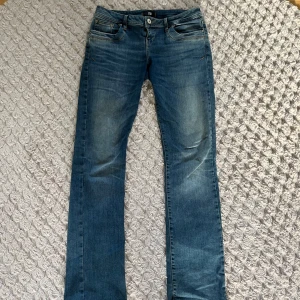 LTB jeans - Säljer ett par klassiska blå jeans från LTB, modell Valerie. Byxorna har normal passform med raka ben och fem fickor. Perfekta till vardags och enkla att matcha med olika toppar. Har dock lite slitningar vid hälen, så dom är långa!
