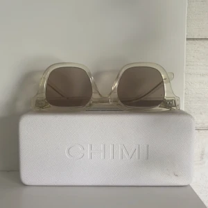 Beige fyrkantiga solglasögon från CHIMI - Snygga solglasögon från CHIMI med färgen light gul. Skit snygga köpte dem för 1250kr. Helt nya aldrig använda typ