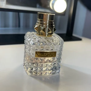 Valentino parfym - Valentino Donna parfym som har lite mindre av hälften kvar, dvs ungefär 14ml!💗💗