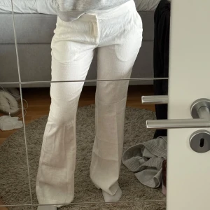 Linnebyxor  - Säljer dessa vita linnebyxorna som ser ut som kostymbyxor, men där jag köpte två olika storlekar. Helt slutsålda på hemsidan. Bootcut och low/mid waisted. Hör av dig vid frågor, enbart provade med lappen kvar🥰