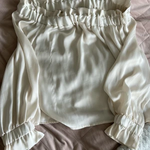 Satin topp - Superfin off-sholder satin topp från GinaTricot storlek S. Bara använd några få gånger men den har en liten repa som syns på bild 2. 