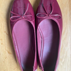 Vinröda ballerinaskor - Säljer dessa ursnygga vinröda ballerinaskorna med rosett då de inte passar mig💗