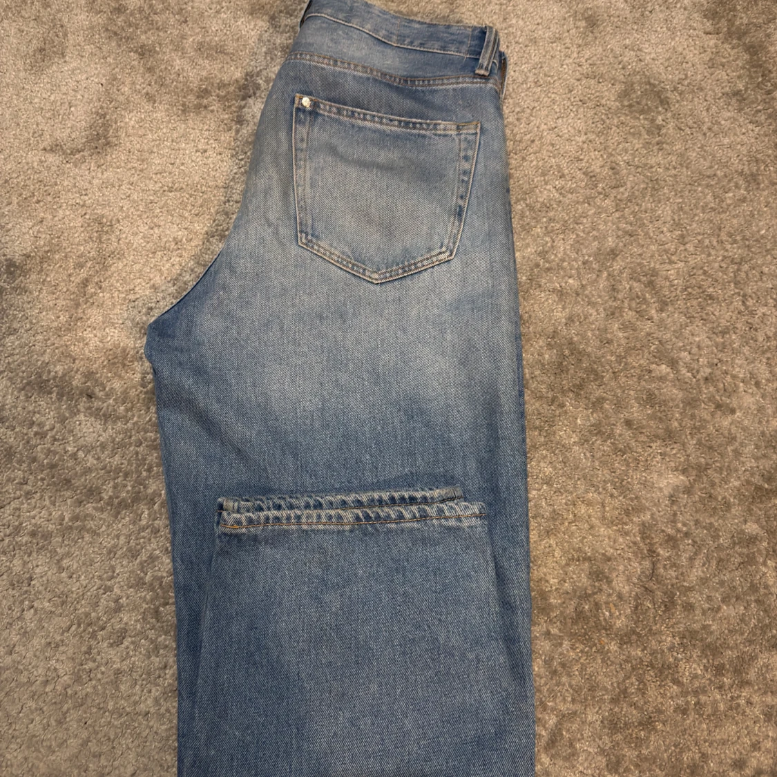 Blå loose fit jeans från H&M - 1