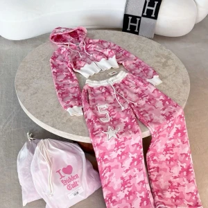 Rosa camo baggy mjukisbyxor - Baggy mjukisbyxor i rosa camouflagemönster från HIDDEN CULT aldrig använt💕