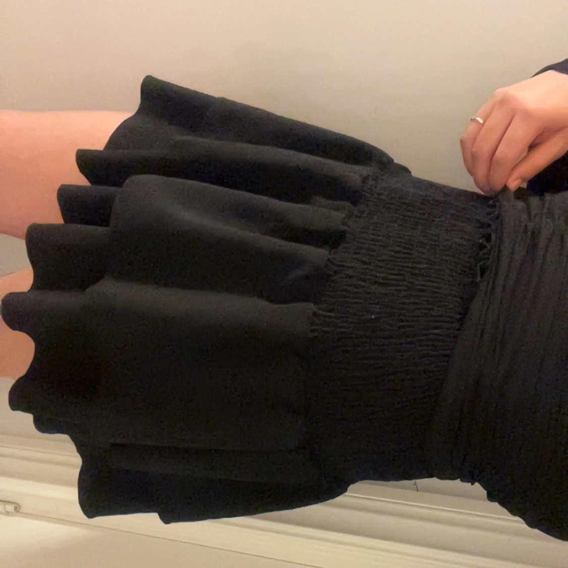 Svart volangkjol med resårmidja - 1