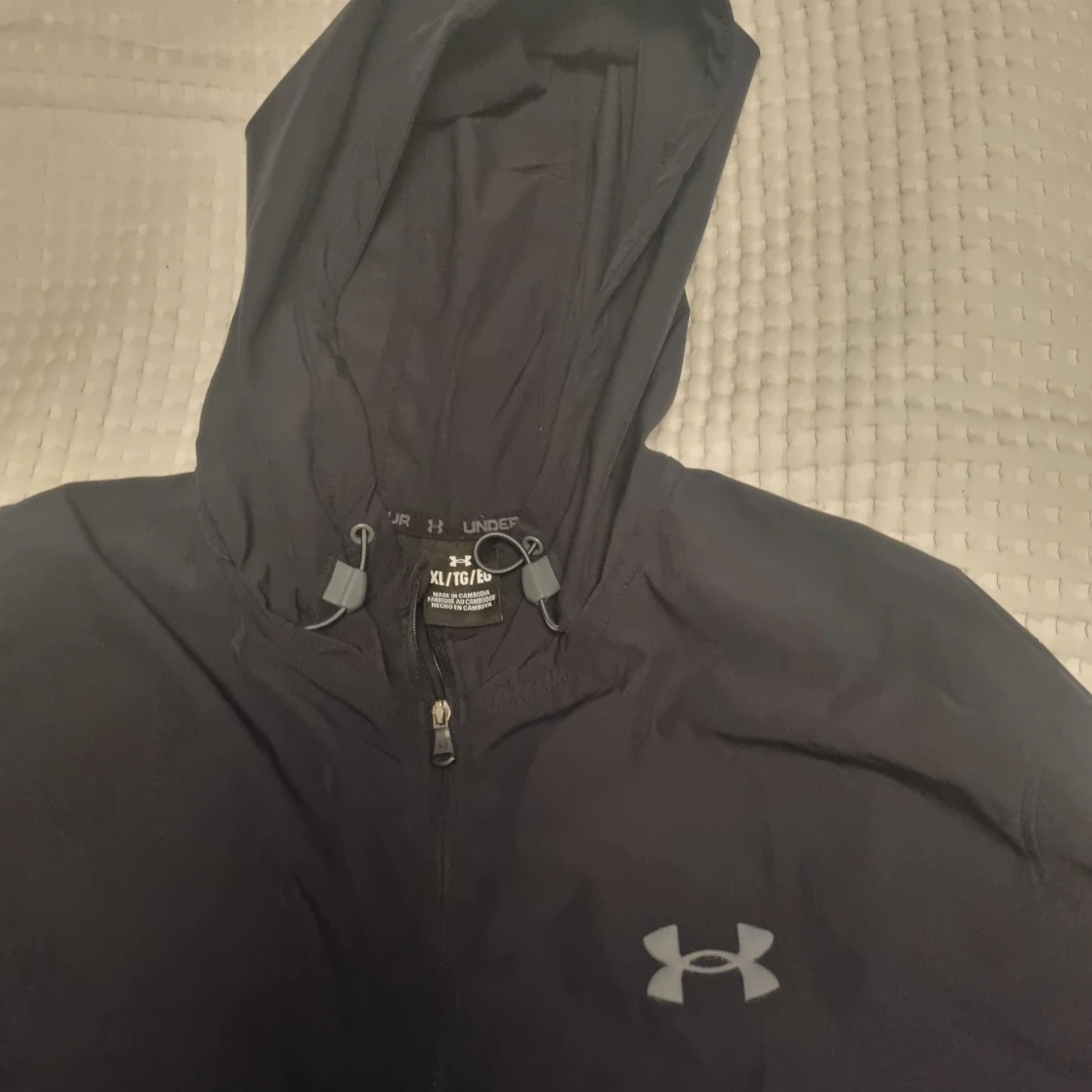 Svart vindjacka med huva från Under Armour - 1