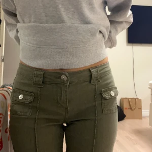 Gröna hm byxor - Säljer dessa populära olivgröna byxorna från hm, lågmidjade och utsvängda, knappt använt därav säljer ja dom, strlk 36🥰💞