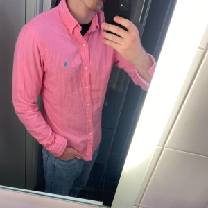 Rosa skjorta Ralph Lauren - En Ralph Lauren skjorta i mycket gott skick, ny utan prislapp, inga defekter och är i storlek M