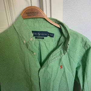 Grön rutig skjorta - Ralph Lauren - Grön-Vit rutig Ralph Lauren skjorta. Storlek: S, custom fit. Skick: 9/10. Nypris: 1600kr. Kontakta oss för fler bilder eller info!🙌