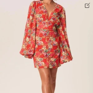 SÖKER - Söker denna adoore klänning! I storlek 34-38 ! Hör av dig om du säljer! ❤️🧡💚💛