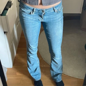 Ljusblå bootcut jeans - Säljer ett par ljusblå jeans med bootcut och låg midja. Super snygga och stretchiga!!