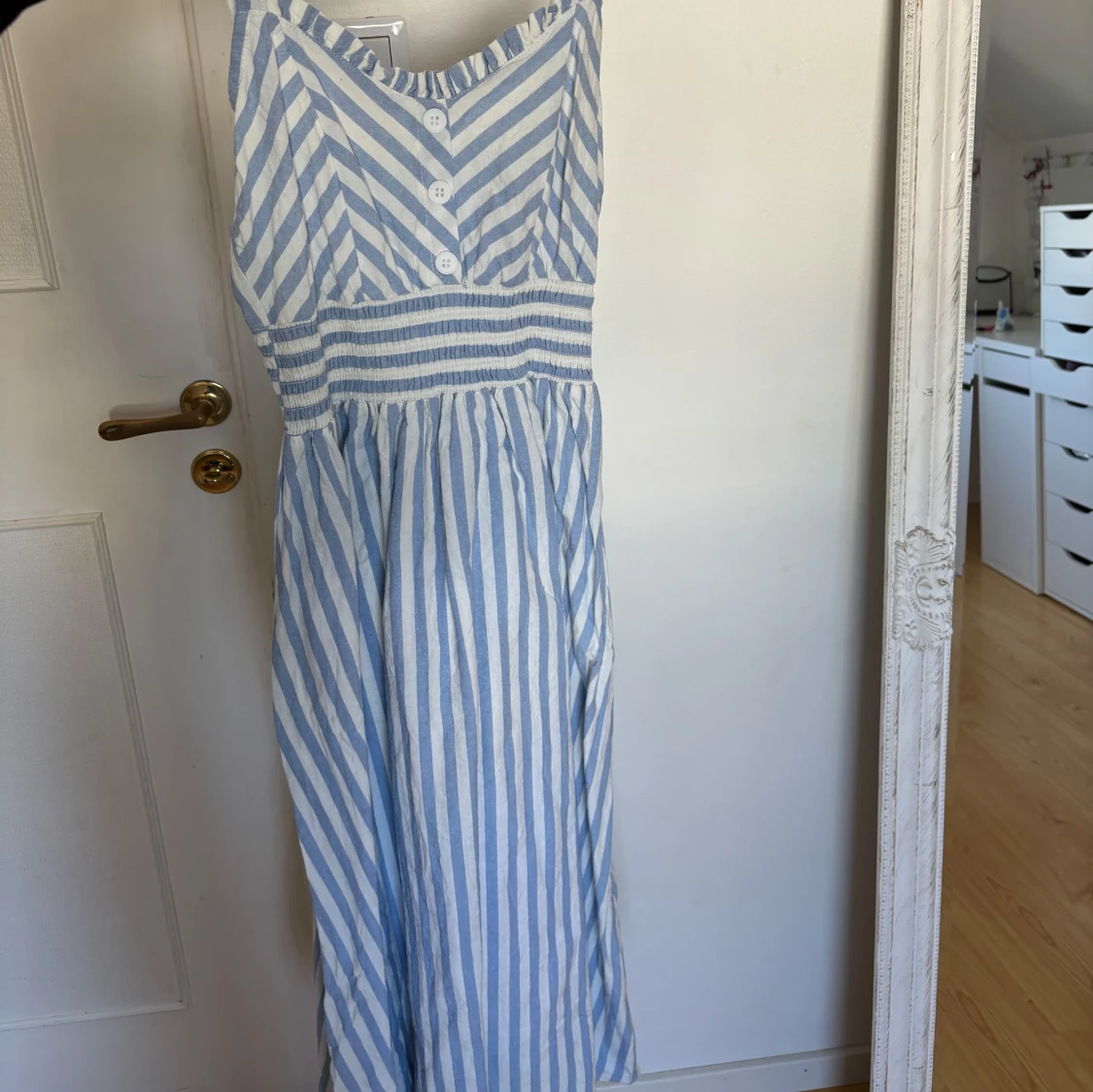 Blåvit randig långklänning