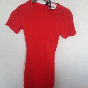 Tight klänning - Köpt på rea för 100 kr, därav priset men annars helt i nyskick! Passar även mig som är xs/s pga väldigt stretchigt tyg. 