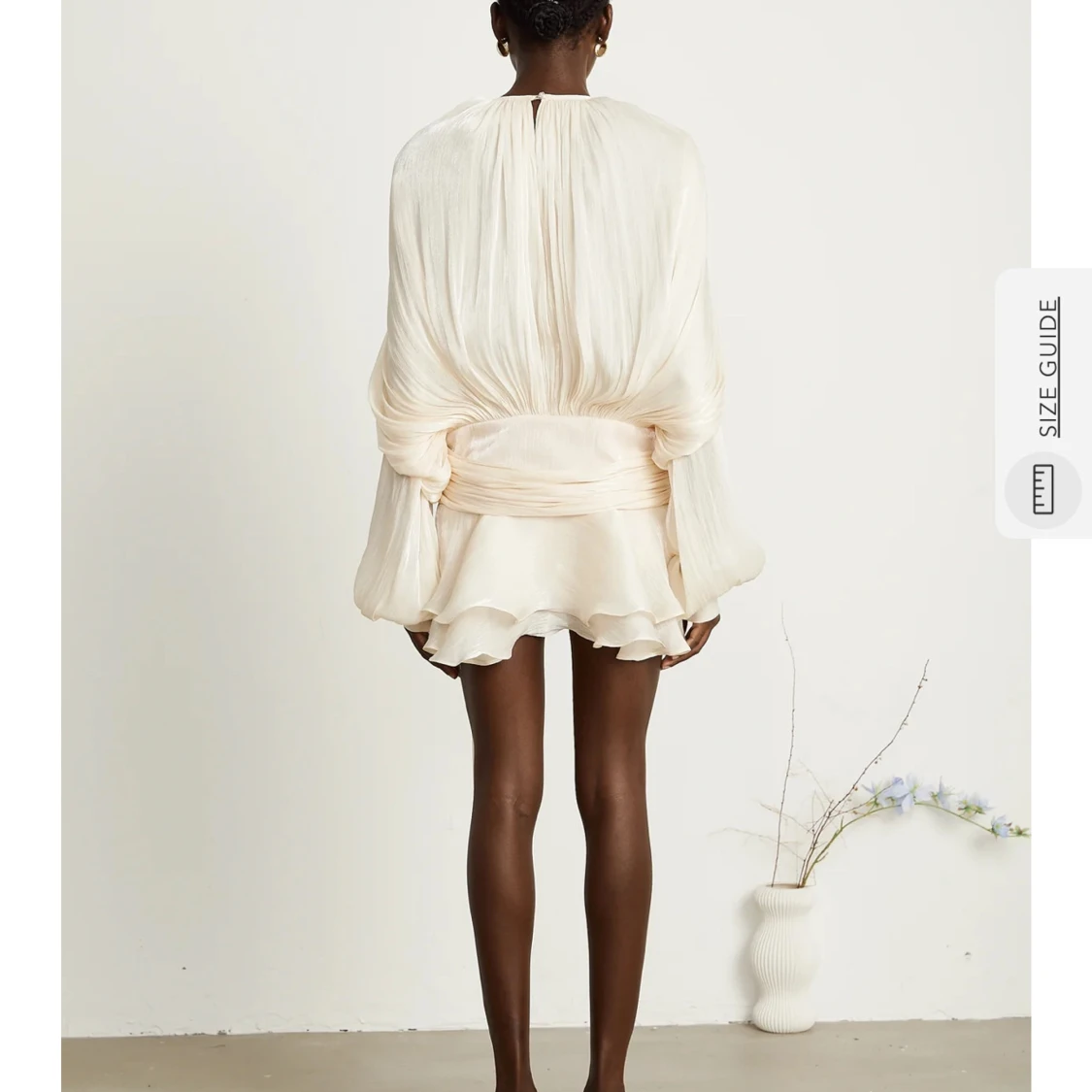 Champagnefärgad omlottklänning med volang - 1