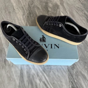 Lanvin skor - Lanvin skor - Skick: Fint skick - Tillbehör: endast skorna - Storlek: Uk 7 - 41 sitter som 42 - Nypris: 4000kr - TrendWardrobe