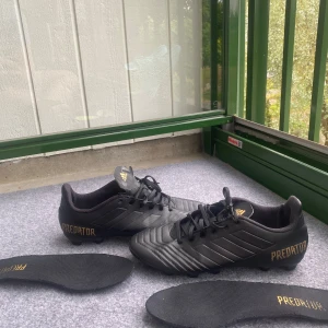 Fotboll skor  - Hej jag säljer mina fotboll skor som är adidas black edition jätte bra skicka storlek 44 