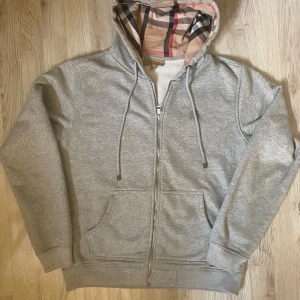 Burberry  - ✨ Burberry zip up i nästan nyskick! 💯 ÄKTA såklart! ✅ Storlek L. Skickas snabbt och säkert! 🚀💨 Grym passform och stil! 😎🔥 Du kommer inte ångra dig! 😉