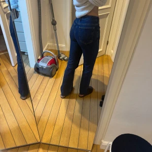 Mörkblå raka jeans - Mörkblå raka jeans från Bikbok storlek 25x32