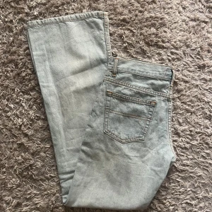 Ljusblå jeans  - Ljusblå bootcut jeans från Ralph Lauren! Midjemåttet är 39 cm tvärs över och innerbenslängden är 78 cm🤍