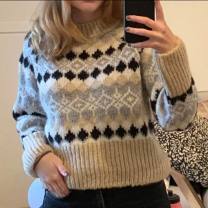 Mönstrad stickad tröja Bik Bok - Supermysig stickad tröja från Bik Bok med  mönster. Tröjan har ribbad hals, muddar och nederkant samt långärmade ärmar. Använd få gånger. Köpt för 500kr💕☺️