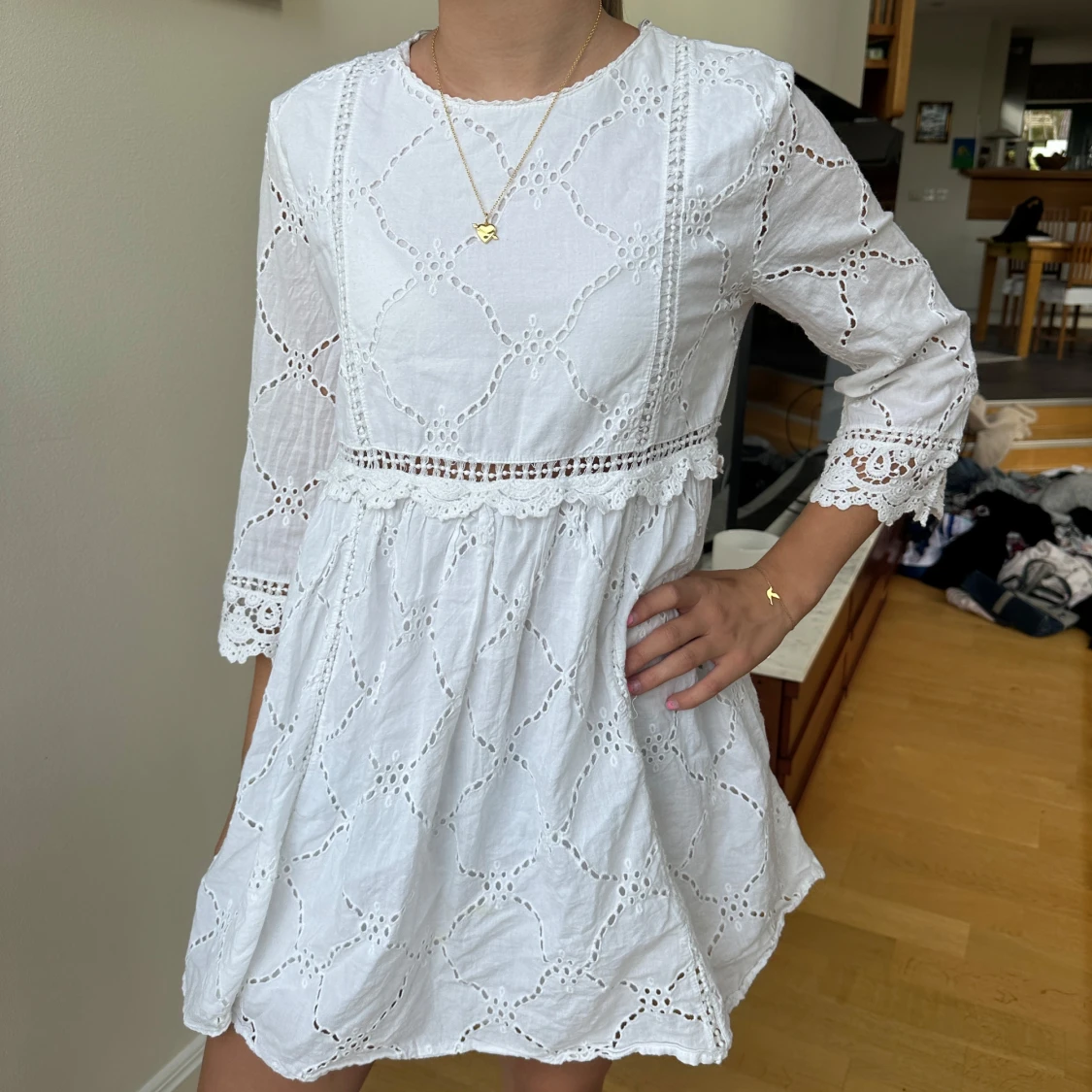 Vit broderad kort klänning 