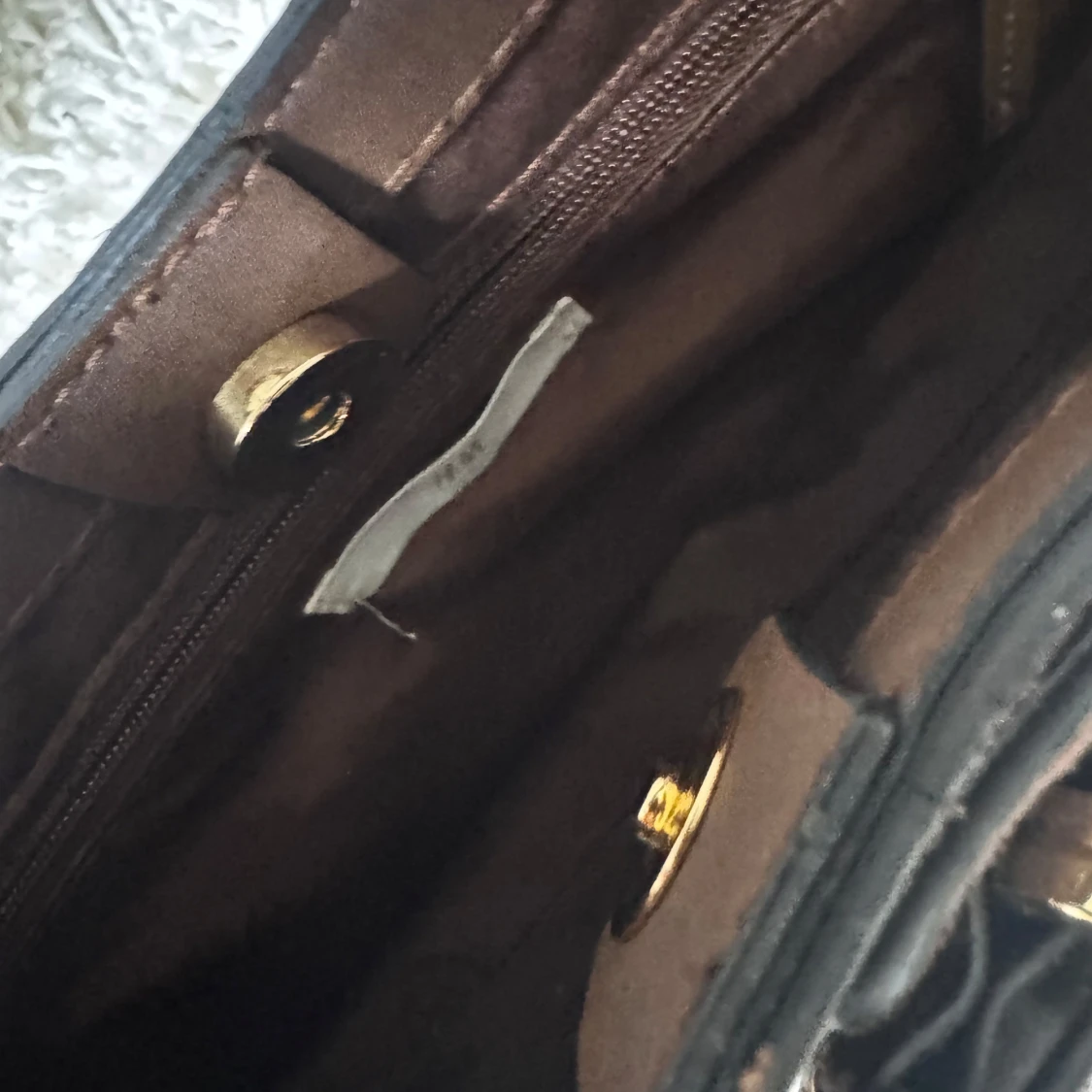 Brun mocka axelväska med spänne - 2