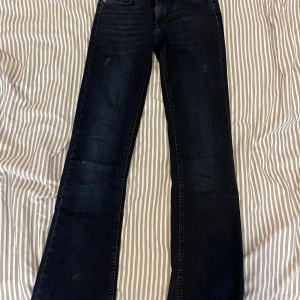 Mörkblå bootcut jeans från ONLY - Snygga mörkblå bootcut jeans från ONLY i storlek XXS. Jeansen har klassisk femficksdesign, medelhög midja och är tillverkade i stretchigt denim för en bekväm passform.