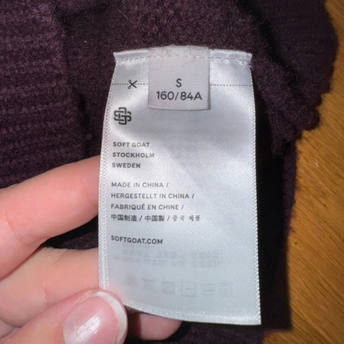 Mörklila kabelstickad väst i kashmir från Soft Goat - 4