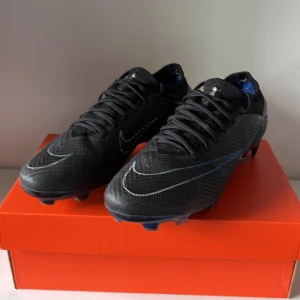 Nike zoom vapor fotbollsskor  - Säljer dessa Nike zoom vapor PRO för att dem är för små, använda några gånger men är i väldigt bra skick.