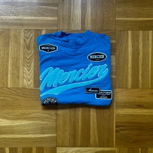 Blå t-shirt från Mercier - Riktigt fet mercier t shirt i xs! Tröjan har använts extremt få gånger och är i prima skick. Den köptes på js sport för omkring 700kr, vårt pris endast 349kr!