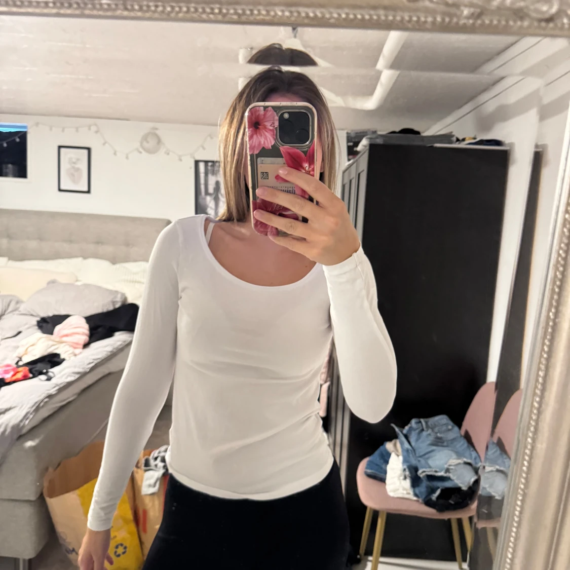 Vit långärmad topp med rund hals