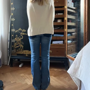 Bootcut unika jeans  - Super snygga jeans från gina tricot med mörkare blå vid fickorna. Storlek 14+ men passar 36 som jag brukar ha