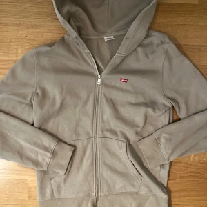 Levis Zip hoodie  - Säljer denna fina Zip hoodien från Levis i storlek S och i mycket fint skick. Vid frågor är det bara att kontakta 🙏🏼