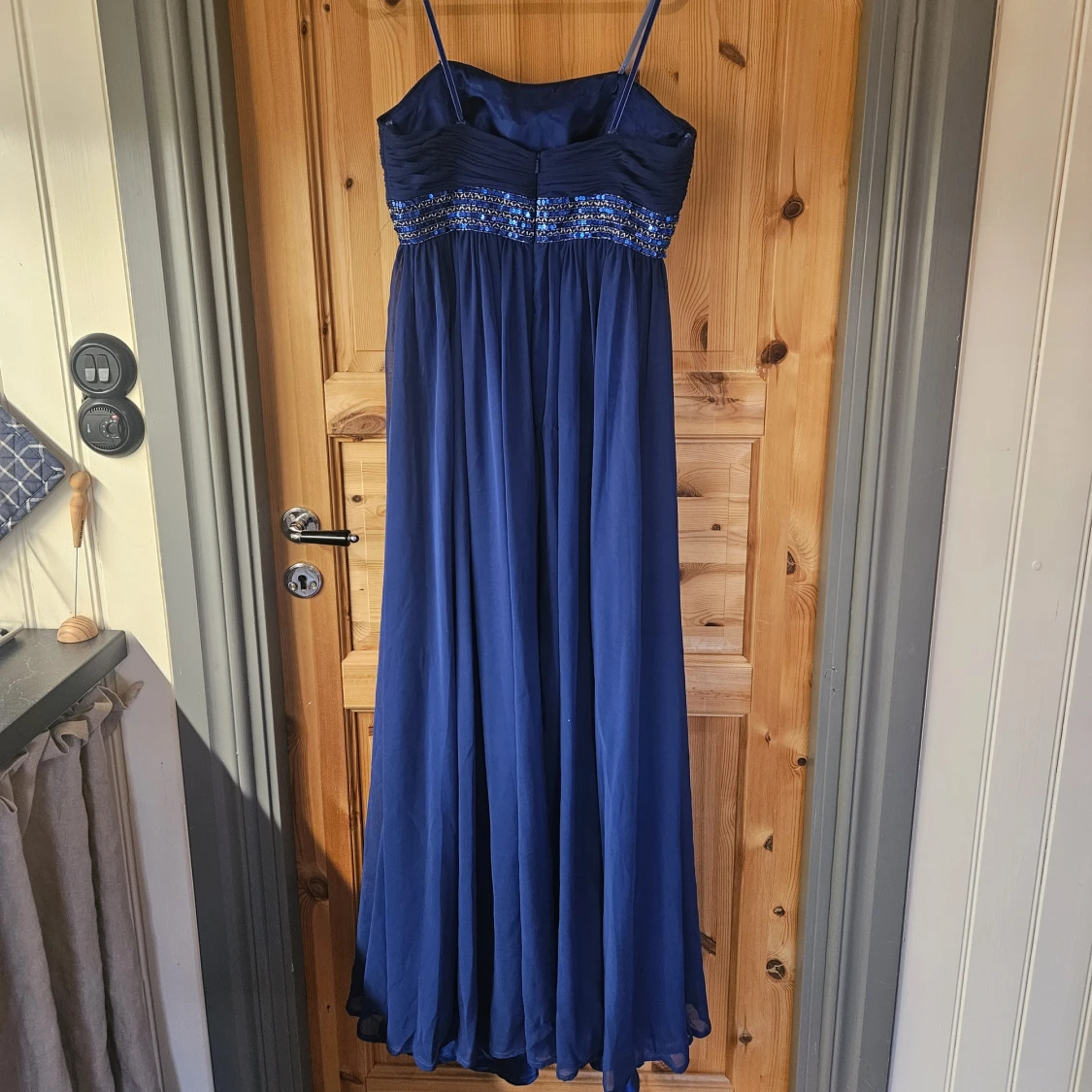 Marinblå långklänning med paljettdetaljer - 1