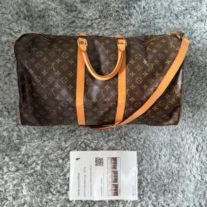 Louis Vuitton Keepall 55 med band resväska bag väska - L^^is Vui^^on Keepall 55 med band   Oerhört fin väska, nästintill nyskick. Tillverkad 1995 Oktober i Frankrike! Största möjliga modellen för godkänt flyg bagage.  Storlek: 55 Skick: 9/10 Nypris: 25000kr Pris: 12990kr Frakt: Försäkrad frakt upp till 13000kr!📦  Äkthetsintyg medföljer! 100+ referenser tillgängliga, tveka inte meddela ifall du är intresserad!