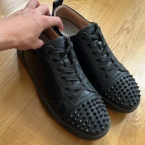 Louboutins - Tja jag säljer mina älta loubs för dem är för stora. Bra skick, lite smått smutsiga men annars inget problem. Box ingår men kvitto är kvar hos killen jag köpte från.