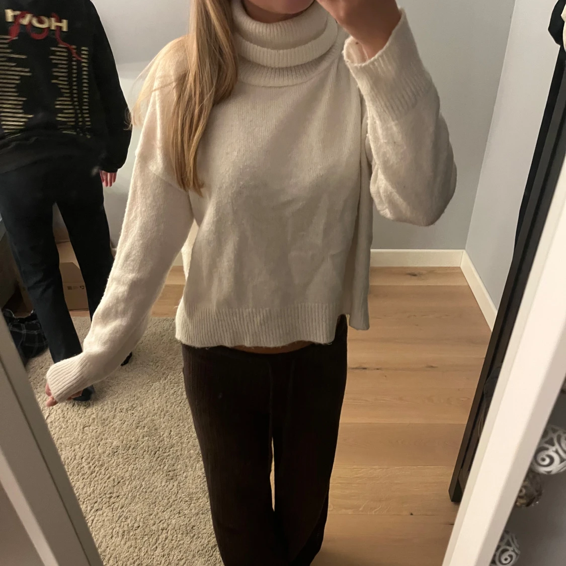 Vit polotröja i mjuk stickad kvalitet - 1