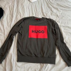 Grå sweatshirt från Hugo Boss XS - Här är min väldigt unika Hugo boss sweatshirt köpt från Hugo boss för 899 kr , jag säljer den för den börjar bli för liten för mig , alltså den är i ett helt perfekt skick. 