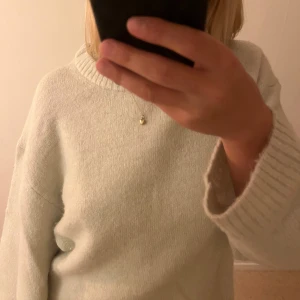 Stickad tröja - Supermysig ljusgrönstickad tröja med rund halsringning och breda ribbade muddar vid ärmslut och nederkant. 