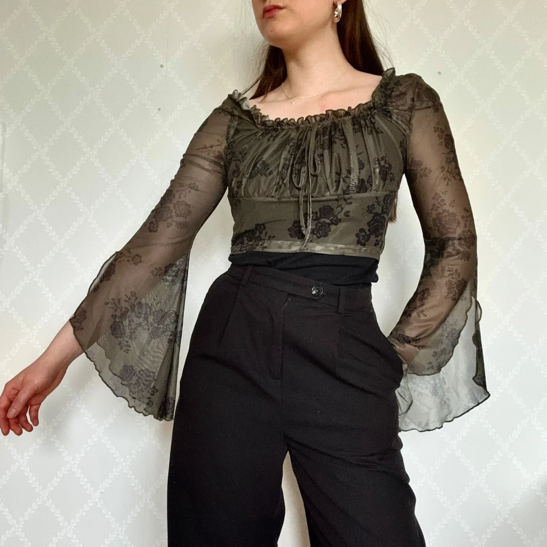 Blommig meshblus med snörning