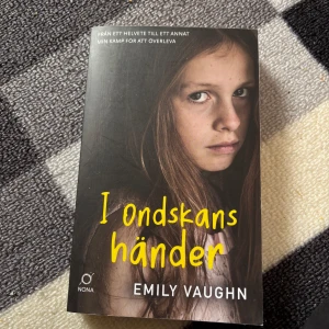 I ondskans händer - En gripande och sann berättelse om Emily som kämpar för att överleva efter att ha hamnat i en ond spiral av övergrepp och utsatthet. En stark bok om mörker, men också om hopp, som berör och engagerar unga vuxna.