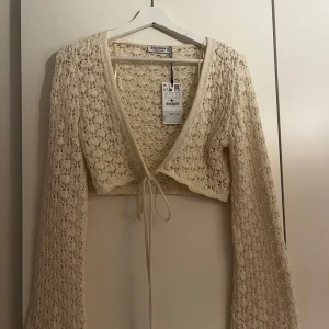 Vit virkad kofta - Ny med prislapp