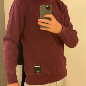 Vinröd sweatshirt från Björn Borg - Säljer en vinröd sweatshirt från Björn Borg i storlek S. Tröjan har en klassisk rund hals, långa ärmar och en liten svart patch nertill. Skön och enkel modell i mjuk bomull, perfekt för chill dagar. Pris kan diskuteras!