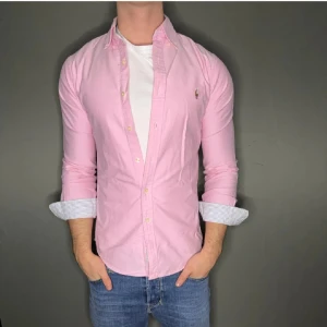 Ralph lauren skjorta - Hej säljer nu min fina Ralph lauren skjorta i storlek S. Den är i nyskick och kommer vara otroligt snygg nu i höst. Nypris cirka 1600kr! Vi kommer att sälja liknande produkter så glöm inte följa profilen!🌊🍾